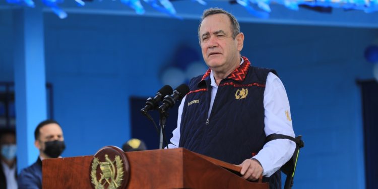 Presidente Giammattei: “Recuerden que vacunarse significa preservar la vida“