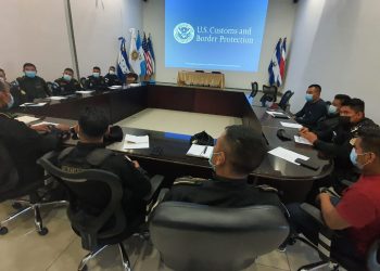 Agentes antinarcóticos fortalecen técnicas para detectar documentos falsificados