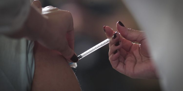 Brasil registra el menor número de muertes por COVID-19 en nueve meses