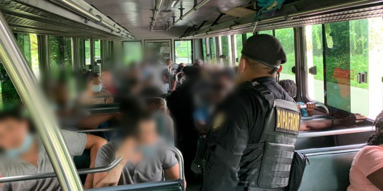 PNC asiste a 33 migrantes indocumentados en Escuintla