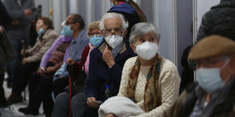 Chile descarta reducir el uso de la mascarilla pese a las buenas cifras
