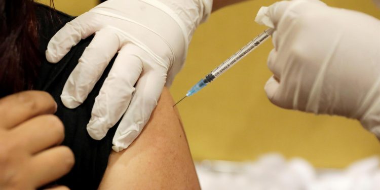 Colombia pondrá dosis de refuerzo contra COVID-19 a personas inmunodeprimidas