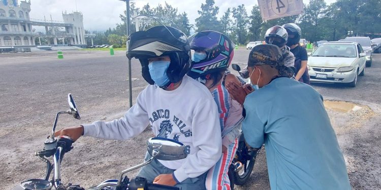 Ejército retomará la atención hasta medianoche en centros de vacunación contra COVID-19 masivos