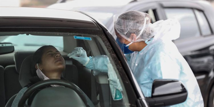 Brasil sobrepasa los 20.5 millones de casos de COVID-19