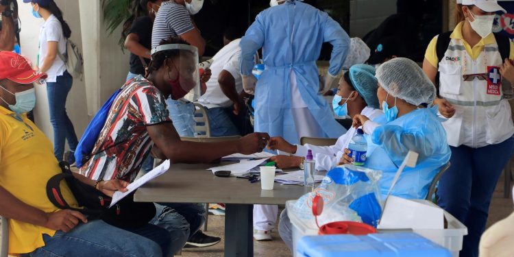 Colombia baja de 200 muertes diarias por COVID-19 por primera vez desde abril