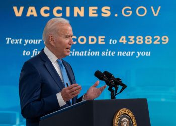 EE. UU. busca convencer a escépticos con la aprobación total de vacuna de Pfizer