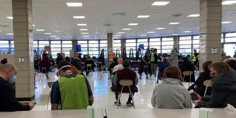 Vacunaciones suben en estados de EE. UU. con mayores tasas de contagio