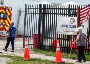 La Casa Blanca cree que “es hora” de extender las obligaciones de vacunarse