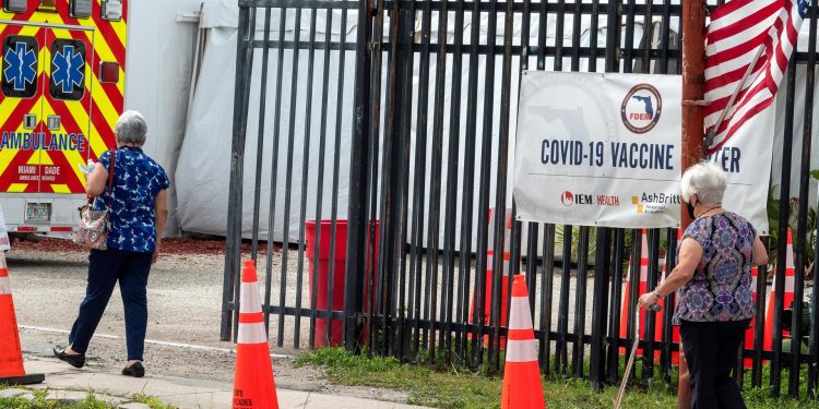 La Casa Blanca cree que “es hora” de extender las obligaciones de vacunarse