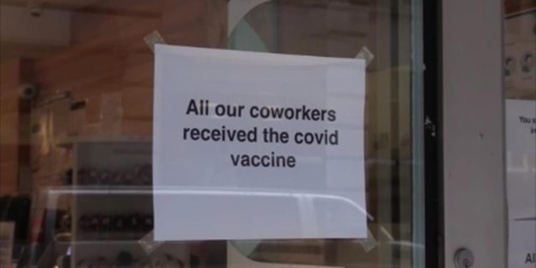 Las empresas de EE. UU. empiezan a exigir la vacuna a sus trabajadores