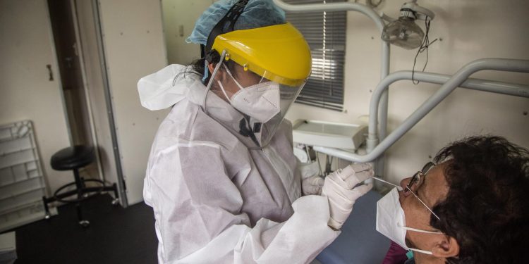 El mundo supera los 200 millones de casos de COVID-19, según Johns Hopkins