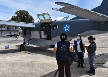 Trasladan vía aérea más de 32 mil dosis de vacuna contra COVID-19 hacia Zacapa