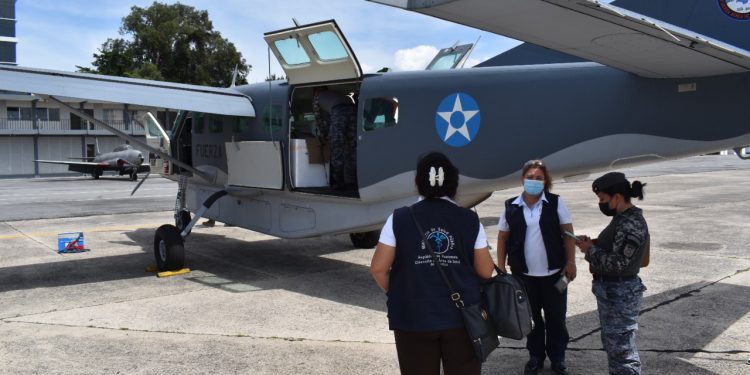 Trasladan vía aérea más de 32 mil dosis de vacuna contra COVID-19 hacia Zacapa