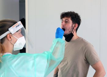 España reduce los enfermos más graves de COVID-19 por vez primera en un mes