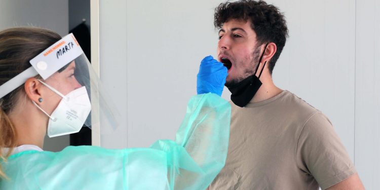 España reduce los enfermos más graves de COVID-19 por vez primera en un mes