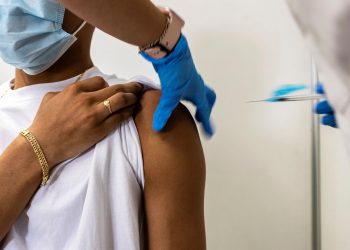 EE. UU. recomendará una dosis de refuerzo de la vacuna contra COVID, según medios