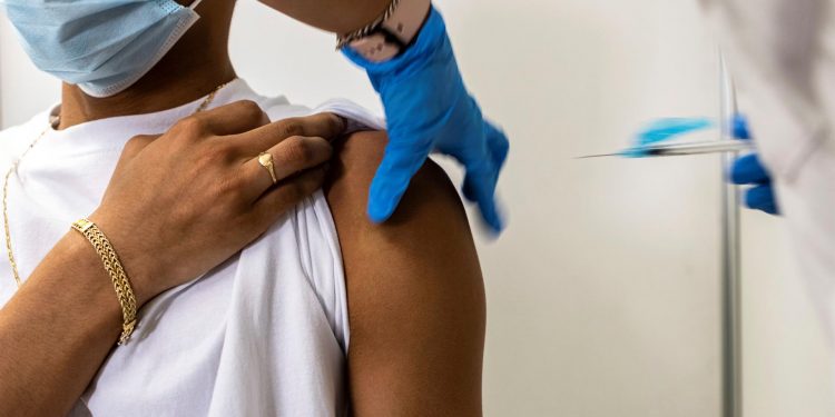 EE. UU. recomendará una dosis de refuerzo de la vacuna contra COVID, según medios