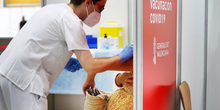 Las embarazadas toleran bien la vacuna contra el COVID-19