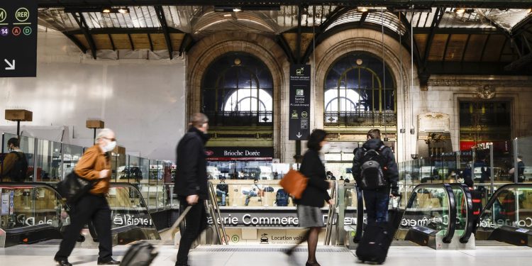 Las hospitalizaciones por COVID-19 registran en Francia una tímida baja