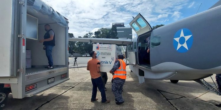 Fuerza Aérea Guatemalteca traslada más de 86 mil dosis de vacunas contra COVID-19 al interior del país