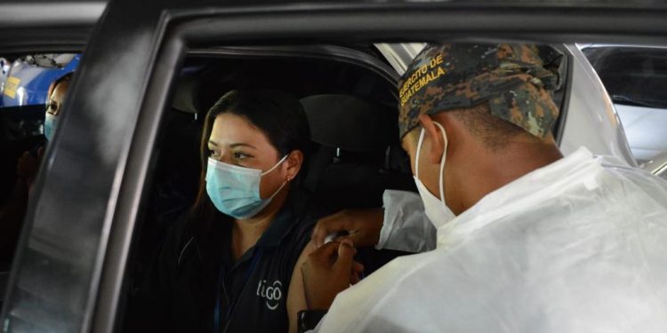 Salud habilitará puesto de vacunación vehicular contra COVID-19 en Plaza Tigo de carretera a El Salvador