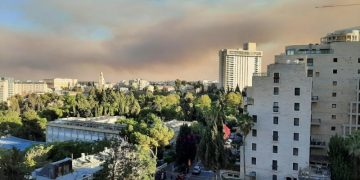 Incendio en las montañas de Jerusalén obliga a evacuar áreas residenciales