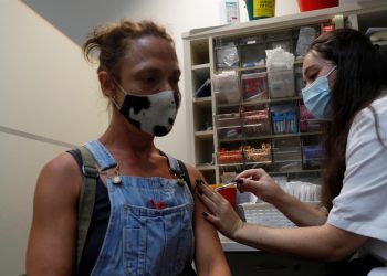 Israel autoriza la tercera dosis de la vacuna para mayores de 30 años