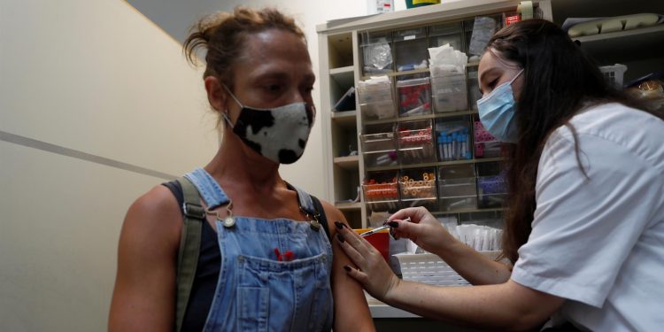 Israel autoriza la tercera dosis de la vacuna para mayores de 30 años