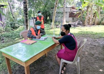 Soldados realizan jornadas de vacunación de casa en casa en el interior del país