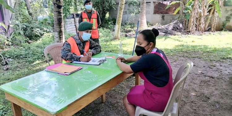 Soldados realizan jornadas de vacunación de casa en casa en el interior del país
