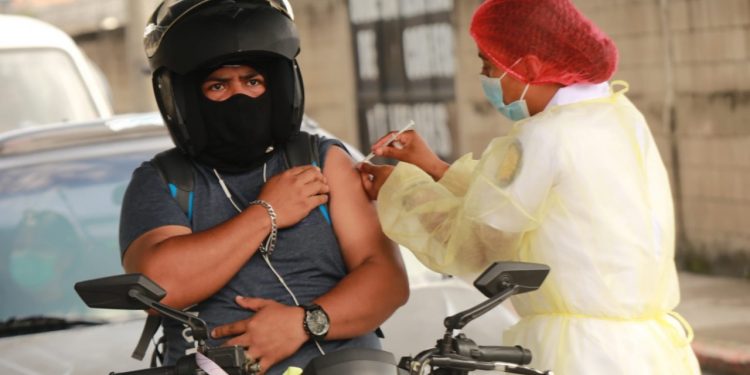 PNC continúa jornadas de vacunación contra COVID-19 en la Escuela de Oficiales de la zona 6