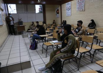 Millones de estudiantes mexicanos regresan a las aulas en plena tercera ola