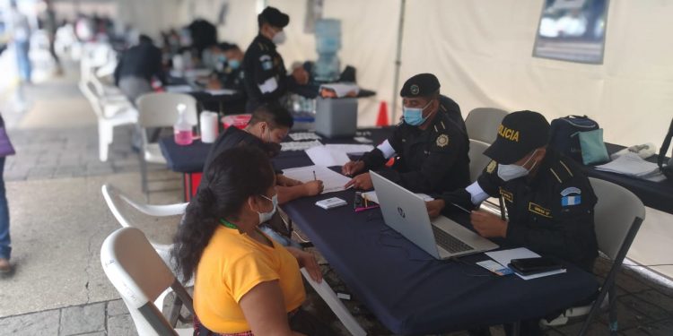 Gobernación destaca labor de la PNC en puestos de vacunación contra COVID-19