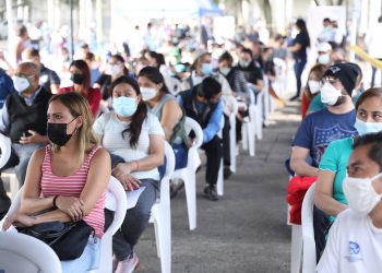 Ciudadanos agradecen instalación de puesto de vacunación en Plaza de la Constitución