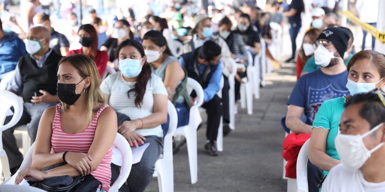 Ciudadanos agradecen instalación de puesto de vacunación en Plaza de la Constitución