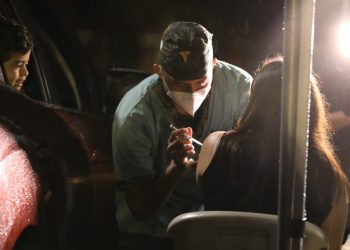 FOTOS. Decenas acuden a los puestos de vacunación nocturnos del Ejército