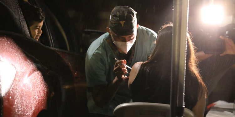 FOTOS. Decenas acuden a los puestos de vacunación nocturnos del Ejército