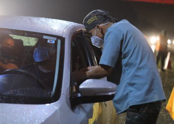 FOTOS. Decenas acuden a los puestos de vacunación nocturnos del Ejército