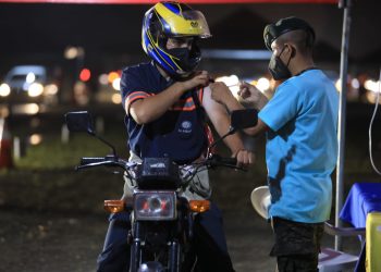 FOTOS. Decenas acuden a los puestos de vacunación nocturnos del Ejército
