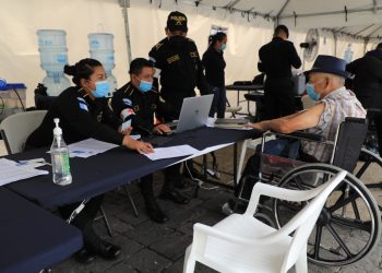 Continúan jornadas de vacunación contra COVID-19 en la Plaza de la Constitución