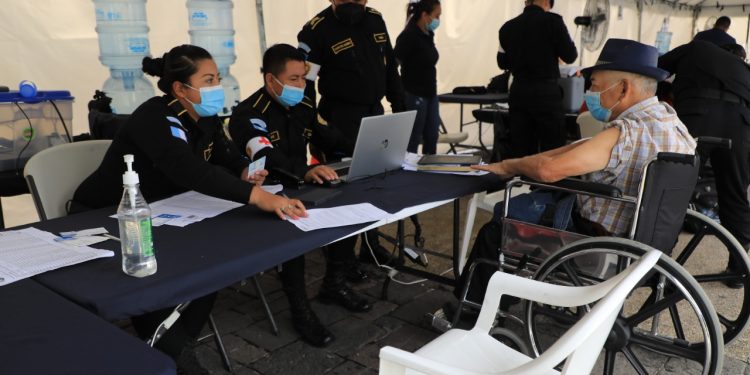 Continúan jornadas de vacunación contra COVID-19 en la Plaza de la Constitución