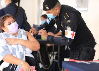 Continúan jornadas de vacunación contra COVID-19 en la Plaza de la Constitución