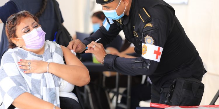 Continúan jornadas de vacunación contra COVID-19 en la Plaza de la Constitución