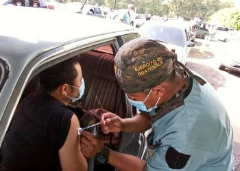 Extienden horario en puestos de vacunación contra COVID-19 en instalaciones militares