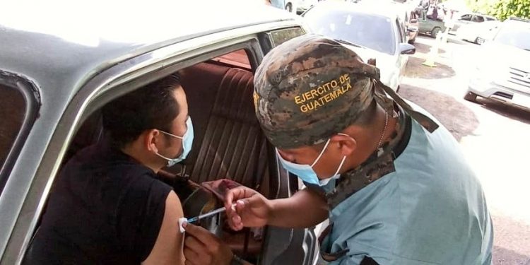 Extienden horario en puestos de vacunación contra COVID-19 en instalaciones militares