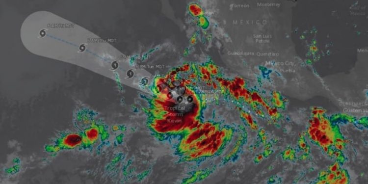 Tormenta tropical Kevin se fortalece en el suroeste del Pacífico mexicano