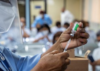 Científicos tratan de combinar vacunas contra la gripe y el COVID-19 en una sola