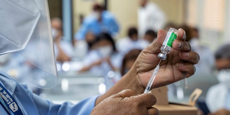 Científicos tratan de combinar vacunas contra la gripe y el COVID-19 en una sola