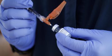 OMS afirma que certificado de vacunación no debe ser condición para viajar