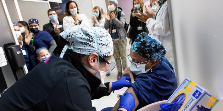 La mitad de la población de Estados Unidos, vacunada ya con la pauta completa